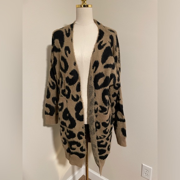 Sweaters - Leopard oversized cardigan‎
